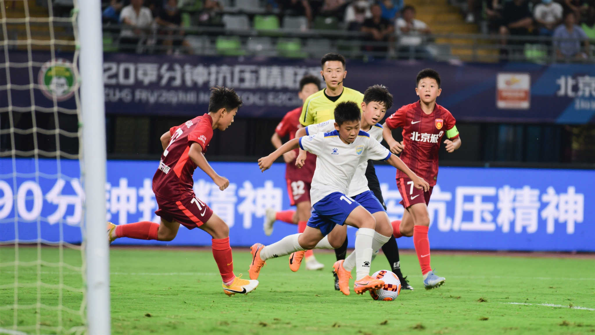 第916期《足球周刊》上市,聚焦武汉女足新动态 在前段时间进行的重要比赛中,面对老牌劲旅,北京某队